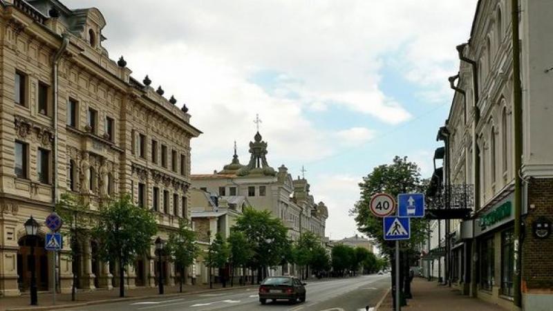 Город менял. Кремлевская улица Казань достопримечательности. Казань Кремлевская улица новый. Экскурсия по улице Кремлевская Казань. Историческая часть города Казань.